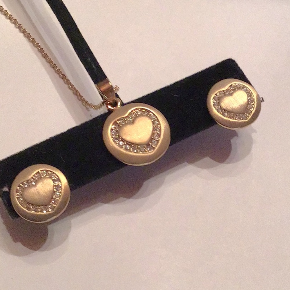 New Fashion Love Heart Necklace & post earring set. Burnished Goldtone rhodium.